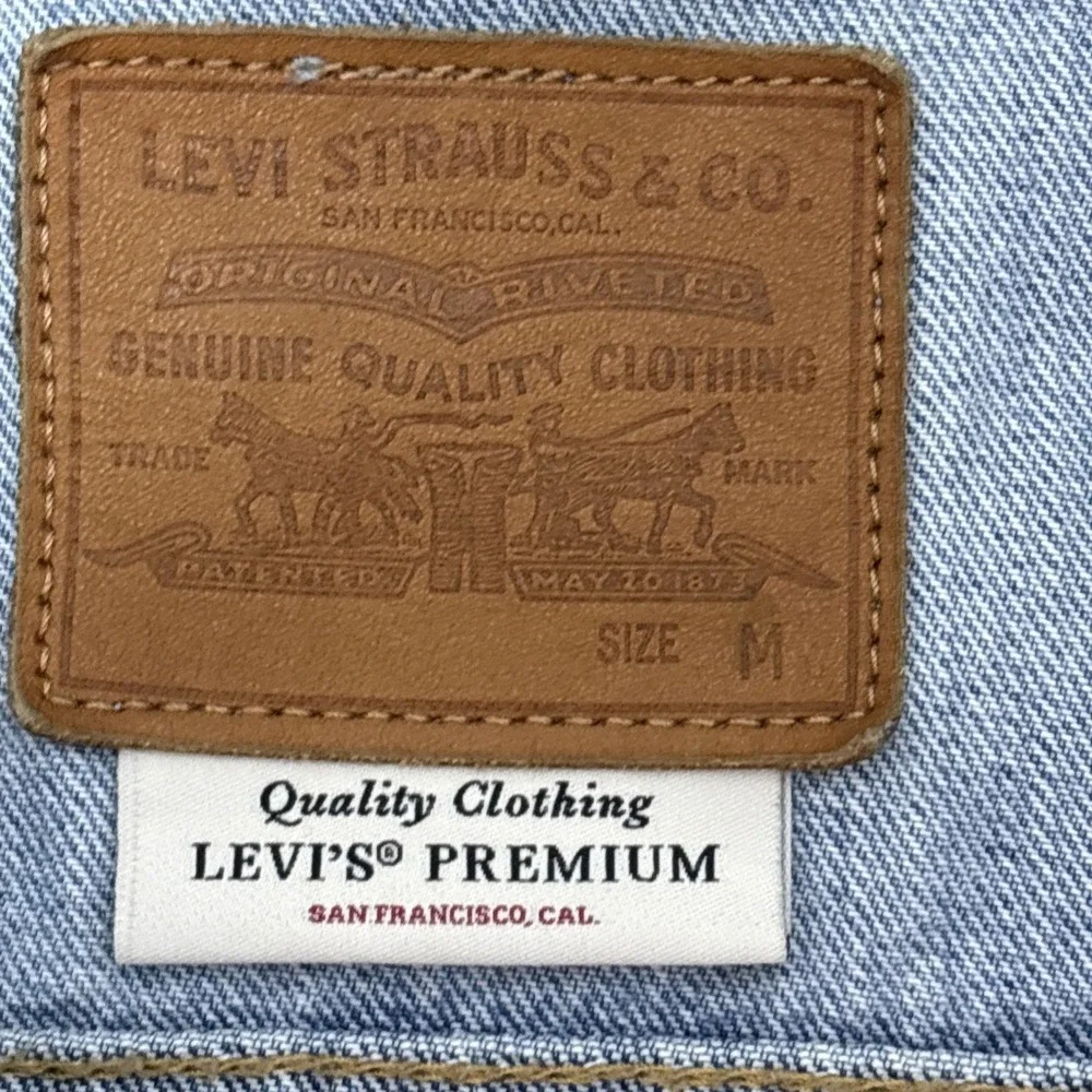 Levi's Light Stonewash Front Button Closure  Trucker Denim Jacket - Size Medium